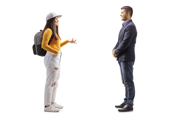 一个女学生背着背包和一个白人男子交谈的全景照片 — 图库照片