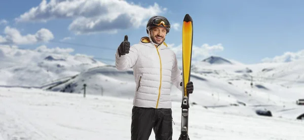 Gelukkige Mannelijke Skiër Met Duimen Omhoog Een Berg Skigebied — Stockfoto