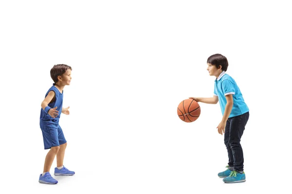 男孩在白人背景下打篮球的全景照片 — 图库照片
