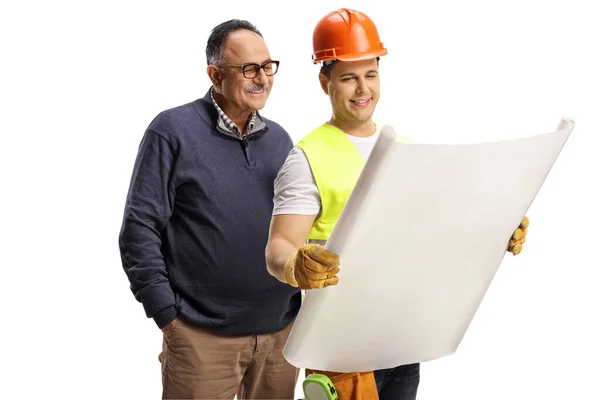 建筑工人向一个因白人背景而被隔离的成熟男人展示一个计划 — 图库照片
