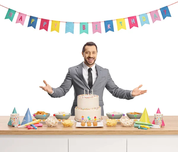 Uomo Che Prepara Una Festa Compleanno Con Torta Bomboniere Bancone — Foto Stock