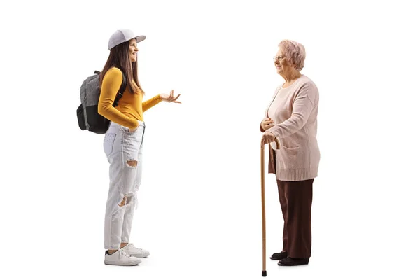 Rozmowa Między Młodą Studentką Starszą Kobietą Odizolowaną Białym Tle — Zdjęcie stockowe