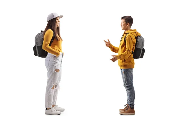 Man Tonåring Talar Med Kvinnlig Student Isolerad Vit Bakgrund — Stockfoto