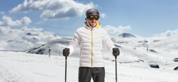 Männlicher Skifahrer Mit Helm Und Brille Posiert Auf Einem Skigebiet — Stockfoto