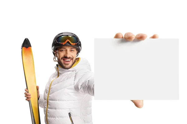 Sciatore Maschio Che Tiene Gli Sci Mostra Piccolo Cartone Bianco — Foto Stock