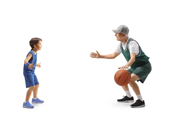 フル長さプロファイルショットの子供遊びバスケットボールとともにシニア男孤立した上に白の背景 — ストック写真