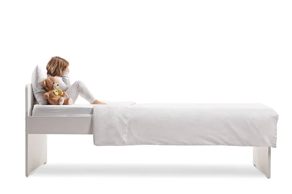 Θλιβερό Κορίτσι Πιτζάμες Κάθεται Ένα Κρεβάτι Και Κλαίει Απομονωμένο Λευκό — Φωτογραφία Αρχείου