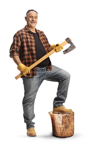Mann Mit Axt Und Abgeschnittenem Baumstamm Isoliert Auf Weißem Hintergrund — Stockfoto