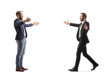 Beyaz arka planda iki genç profesyonel erkek buluşup birbirlerini selamlıyorlar.
