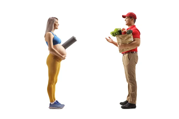 Repartidor Con Una Bolsa Comestibles Hablando Con Una Mujer Embarazada —  Fotos de Stock
