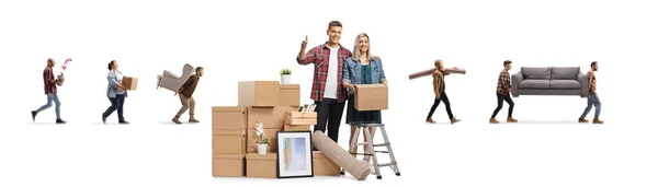 快乐的年轻夫妇 带着搬家箱 背着白色背景的物品的人 — 图库照片
