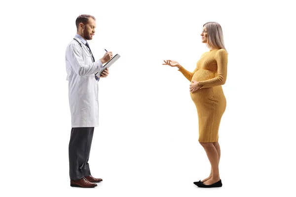 Schwangere Frau Erklärt Einem Arzt Auf Weißem Hintergrund Etwas — Stockfoto