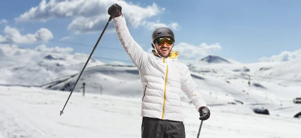 Man Skiër Gebaren Geluk Met Een Skistok Een Skigebied — Stockfoto