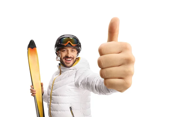 快乐的男性滑雪者在被白色背衬隔离的相机前竖起大拇指 — 图库照片