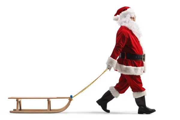 Vollständige Profilaufnahme Des Weihnachtsmannes Der Einen Holzschlitten Auf Weißem Hintergrund — Stockfoto