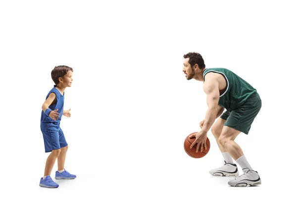 フル長いですプロファイルショットの大人プレイバスケットボールとともに小さな男の子絶縁上の白い背景 — ストック写真
