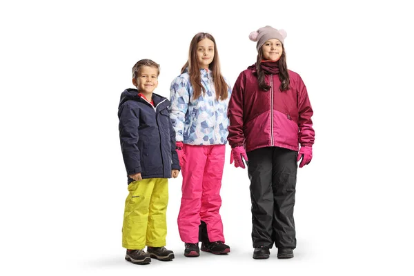 Två Flickor Och Pojke Bär Vinterkläder Isolerad Vit Bakgrund — Stockfoto