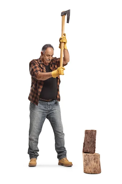 白い背景に斧で木の幹を切る男の完全な長さのショット — ストック写真