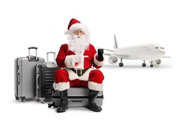 Kerstman Zit Een Koffer Een Vliegveld Houdt Een Smartphone Geïsoleerd — Stockfoto