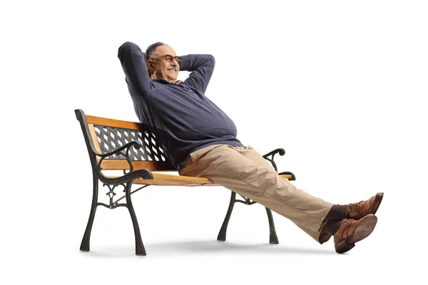 不注意な成熟した男がベンチに座って 白い背景に隔離された休息 — ストック写真
