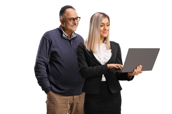 Bizneswoman Prezentuje Coś Dojrzałemu Mężczyźnie Laptopie Odizolowanym Białym Tle — Zdjęcie stockowe