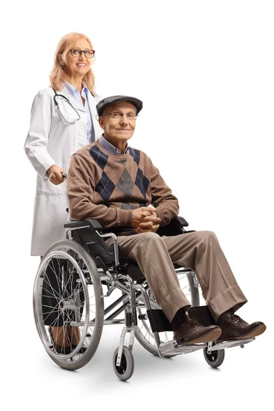 女医生站在轮椅后面 与一位老年男性患者隔离在白人背景下 — 图库照片
