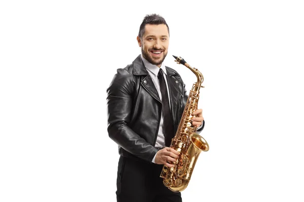 Killen Med Saxofon Ler Mot Kameran Isolerad Vit Bakgrund — Stockfoto