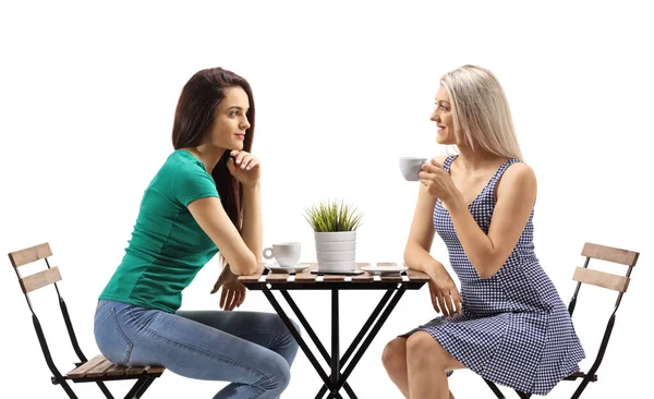 女性朋友们喝咖啡 坐在一个被白色背景隔离的咖啡桌旁 — 图库照片