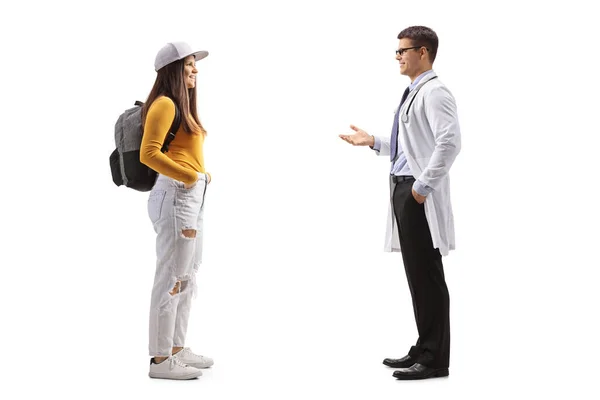 白地に隔離された女子学生と話す男性医師のプロフィール写真 — ストック写真