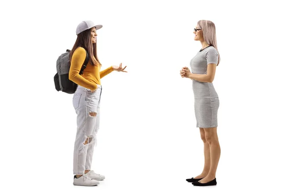 Beyaz Arka Planda Izole Edilmiş Genç Bir Kadınla Konuşan Bir — Stok fotoğraf