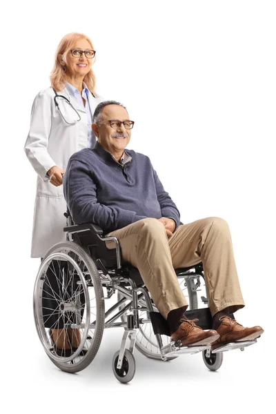 Ženský Lékař Stojící Invalidním Vozíkem Zralým Mužským Pacientem Izolovaným Bílém — Stock fotografie