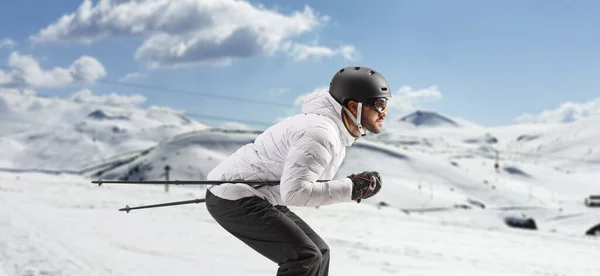 山台での男性スキーヤースキーのプロフィールショット — ストック写真