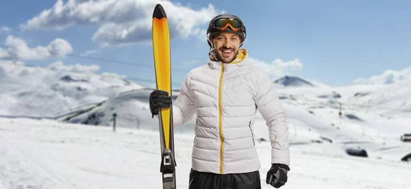 Joven Sonriente Con Equipo Esquí Posando Mountai — Foto de Stock