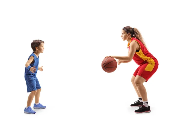 フル長さプロファイルショットの女性大人プレイバスケットボールとともに小さな男の子絶縁上の白い背景 — ストック写真