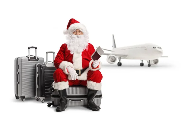 Santa Claus Sitter Resväska Flygplats Och Håller Ett Pass Isolerat — Stockfoto