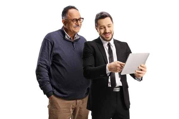 Zakenman Presenteert Iets Aan Een Volwassen Man Een Digitale Tablet — Stockfoto