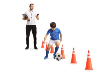 Futbol koçu zamanı ölçüyor ve beyaz grupta izole edilmiş bir topla erkek antrenmanı yapıyor.