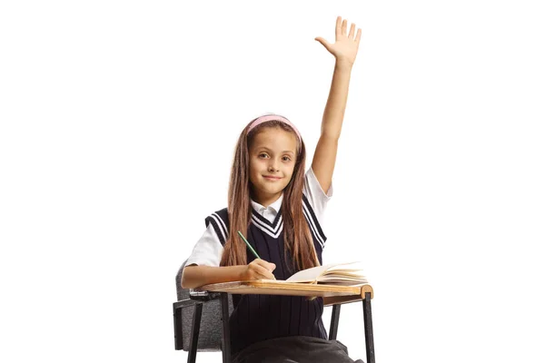 Μαθήτρια Στολή Που Κάθεται Καρέκλα Και Σηκώνει Χέρι Στην Τάξη — Φωτογραφία Αρχείου