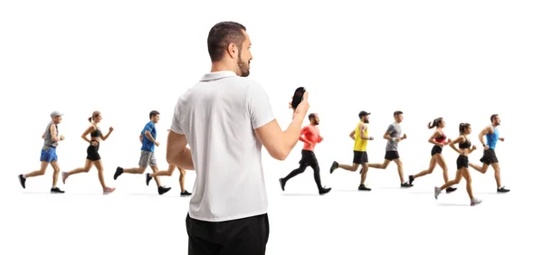 Personas Corriendo Entrenador Midiendo Tiempo Con Cronómetro Aislado Sobre Fondo —  Fotos de Stock