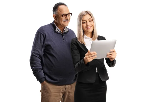 白い背景に隔離されたデジタルタブレットで成熟した男に何かを提示ビジネス女性 — ストック写真
