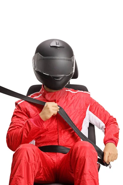 Conductor Coche Con Casco Sujetando Cinturón Seguridad Aislado Sobre Fondo — Foto de Stock