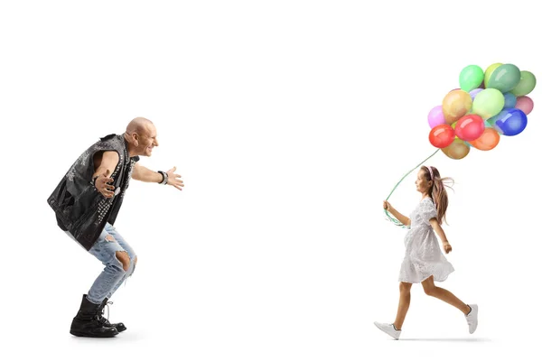 Ganztägige Profilaufnahme Eines Mädchens Mit Luftballons Die Auf Einen Punk — Stockfoto