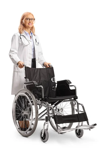 白地に隔離された車椅子の後ろに立つ女性医師 — ストック写真