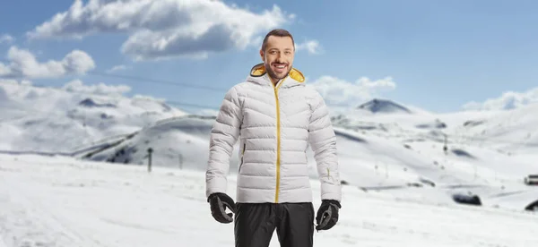 Jovem Sorridente Com Uma Jaqueta Inverno Posando Uma Montanha Nevada — Fotografia de Stock