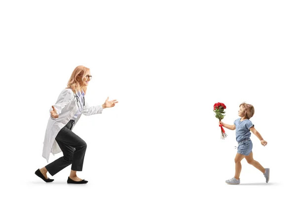 小女孩手持红玫瑰 奔向一位有着白色背景的女医生 — 图库照片