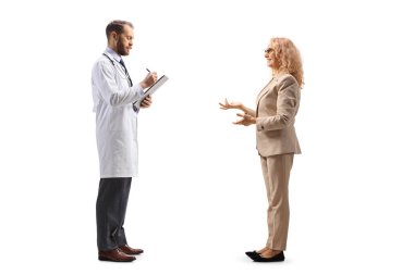 Bir doktorun belge yazarken ve beyaz arka planda izole edilmiş bir kadınla konuşurken tam boy profil fotoğrafı.