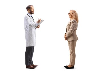 Beyaz arka planda izole edilmiş bir kadına reçete yazan bir doktorun tam boy profil çekimi.