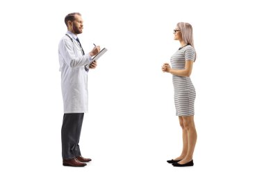 Beyaz arka planda izole edilmiş genç bir kadına reçete yazan bir doktorun tam boy profil çekimi.