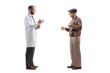 Beyaz arka planda izole edilmiş yaşlı bir erkek hasta için reçete yazan bir doktorun tam boy profil çekimi.