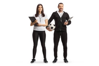 Beyaz arka planda izole edilmiş uzun boylu kadın ve erkek koçların portresi.